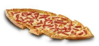 Pide met kaas, turkse worst en ei.